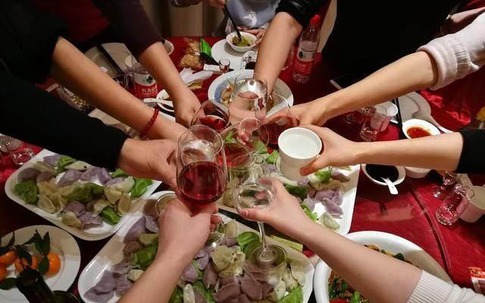 Họp lớp 25 năm, 20 người tái mặt vì hóa đơn bữa nhậu: Đi về đồng loạt rời nhóm