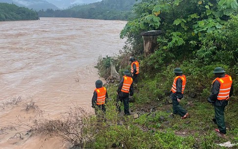 100 người tìm kiếm tài xế xe đầu kéo vượt rào chắn bị lũ cuốn mất tích