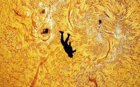 Bức ảnh "Người rơi trên Mặt trời" đang gây sốt khắp cõi mạng được chụp như thế nào?