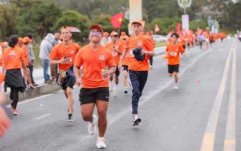 Lan tỏa tinh thần sẻ chia cho trẻ em nghèo hiếu học với giải marathon 'Mỗi bước chân - một ước mơ'