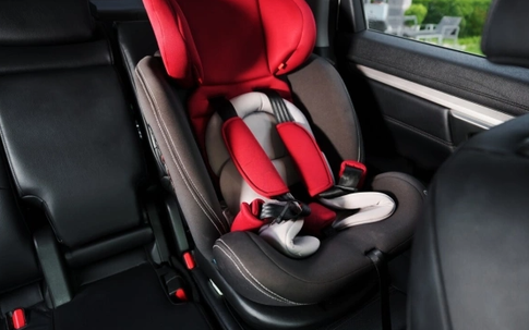 Cục Cảnh sát giao thông thông tin quy định về thiết bị an toàn cho trẻ dưới 10 tuổi và cao dưới 1,35m trên ô tô