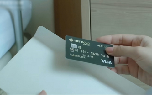 Phó viện trưởng Hồng Thu (Hồng Diễm) phát hiện thẻ đen bí ẩn của chồng