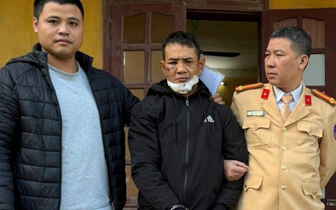 Phát hiện ma túy và súng giấu trong cốp xe máy sau cú va chạm với xe đầu kéo