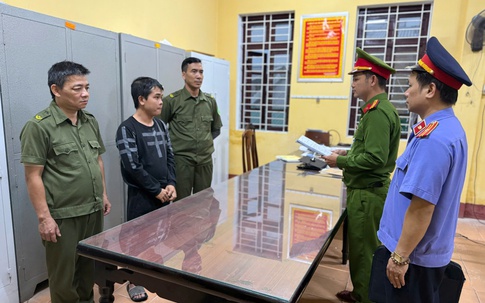 Bắt đối tượng chiếm đoạt dây chuyền vàng của học sinh lớp 1