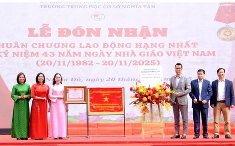 Trường THCS Nghĩa Tân đón Huân chương Lao động hạng Nhất của Chủ tịch nước