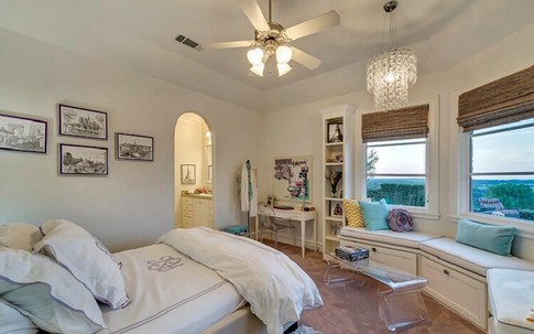 Đây là lý do vì sao không nên đặt giường đối diện cửa sổ 