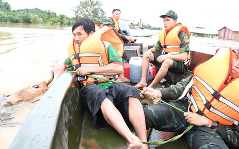 Thắm tình quân dân ở vùng ngập lụt