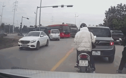 Hà Nội: Truy tìm, xử phạt lái xe tải vượt ẩu, chèn ép xe khách tại nút giao