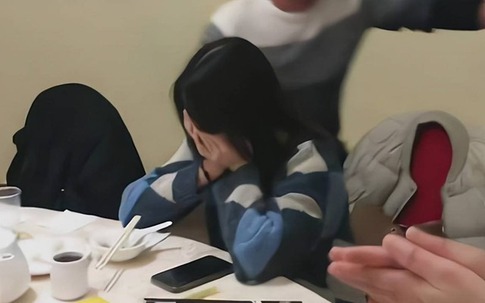 Họp lớp và 'góc khuất' gây đỏ mặt: Trò vui vô hại hay cú tát vào hôn nhân?