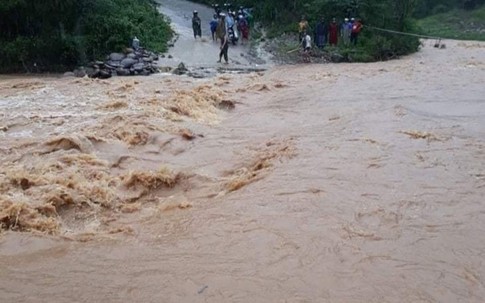 Những hình ảnh người dân và đội cứu hộ oằn mình trong lũ dữ