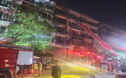 Kịp thời giải cứu 5 người trong ngôi nhà cháy lúc rạng sáng ở Hà Nội