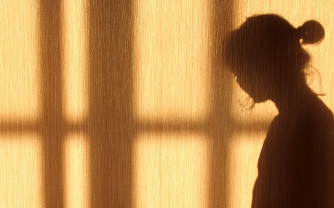 Quen 29 ngày đã cưới, chồng sốc khi thấy vợ cười vô thức, khó giao tiếp