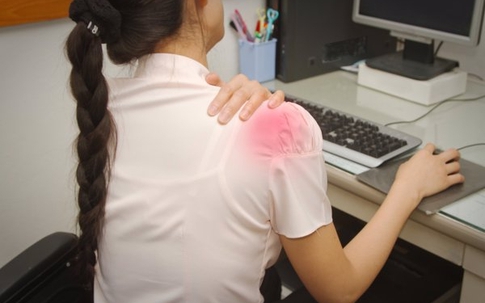 Sau 50 tuổi bỗng đau khắp người: Đừng vội đổ cho "tuổi già", bác sĩ chỉ ra 5 nguyên nhân đáng lo mà nhiều người bỏ qua