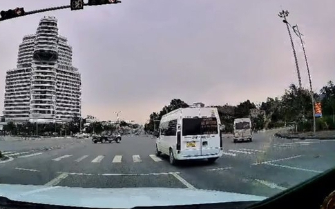 Phớt lờ đèn đỏ, tài xế xe khách ở Lào Cai nhận 'án phạt' 19 triệu đồng