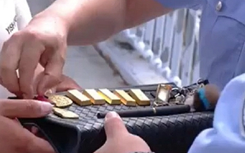 Phát hiện nửa cân vàng giá 1,4 tỷ đồng trên đường khi đang đi chơi