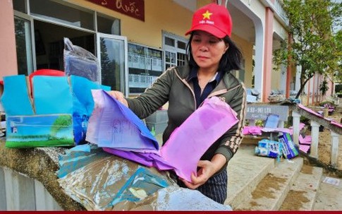 Trường học xác xơ sau lũ lịch sử, sách vở ngập bùn