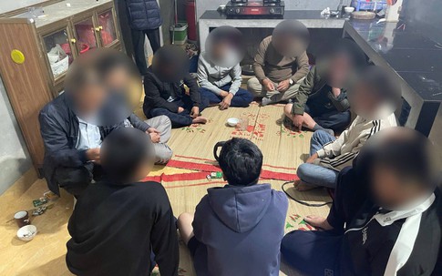 Bắt 10 đối tượng đánh bạc theo kiểu “cờ bạc làng”