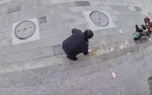 Gần 200 triệu bị gió thổi bay, cảnh tượng chỉ sau 1 phút khiến chủ sở hữu bật khóc