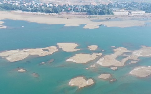 Sông Đà cạn nước, lộ cảnh hiếm gặp dưới hạ lưu thủy điện Hòa Bình