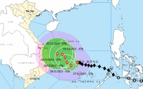 Tin bão mới nhất: Bão số 15 diễn biến khó lường, mạnh lên 4 cấp, 8 tỉnh thành miền Trung dự kiến chịu ảnh hưởng