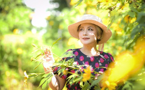 NSND Thu Quế khoe sắc bên hoa dã quỳ ở Hà Nội 