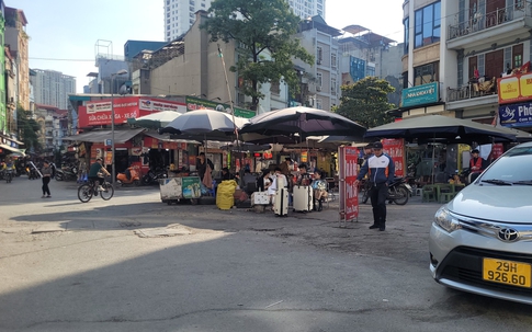 Hà Nội quyết liệt xóa chợ tạm, chợ cóc: Ngã tư phố Yên Hòa vẫn 'kẹt cứng' bởi chợ tự phát kéo dài hàng chục năm