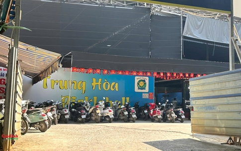 Tổ hợp sân thể thao, chợ tạm trái phép trên đất dự án Yên Hòa vẫn 'sáng đèn': Công ty điện lực nói gì?