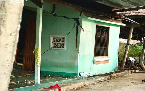 Cận cảnh đất nứt, nhà bị xé toạc khiến 35 hộ dân ở Đắk Lắk tháo chạy trong đêm