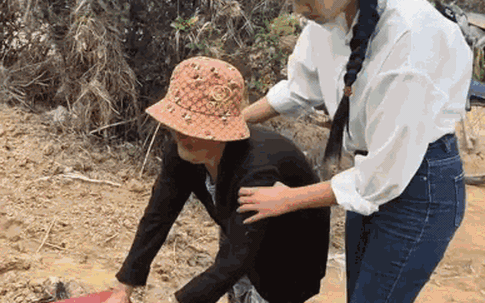 Hoa hậu Việt Nam quê Đắk Lắk xót xa khi trở lại quê nhà sau trận bão lũ