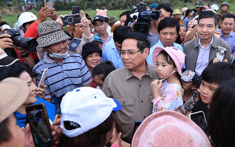 Thủ tướng trực tiếp thăm vùng lũ Đắk Lắk, chỉ đạo khẩn trương ổn định đời sống nhân dân