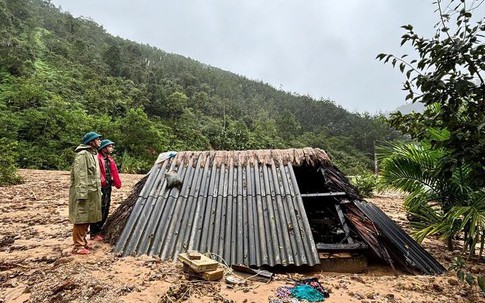 Sạt lở do mưa lớn vùi lấp gần hết 1 khu dân cư ở miền núi Đà Nẵng