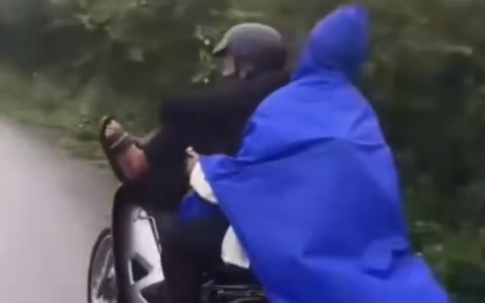 Nhóm thanh thiếu niên điều khiển xe máy bằng chân, quay clip tung lên mạng