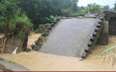 Cận cảnh 2 cây cầu ở Đà Nẵng, Quảng Ngãi đổ sập giữa mùa mưa lũ