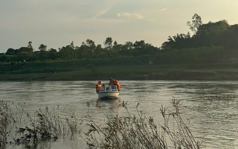 Lật thuyền đánh cá trên sông Lam, vợ được cứu sống, chồng mất tích