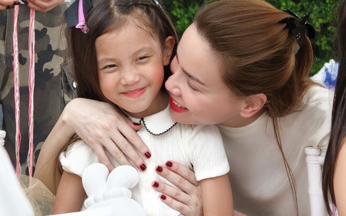 Cặp song sinh Lisa - Leon nhà Hồ Ngọc Hà gây chú ý trong tiệc sinh nhật 5 tuổi