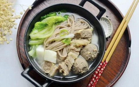 2 món mì dễ nấu giúp bạn có bữa sáng cực ngon và ấm bụng vào ngày mưa lạnh