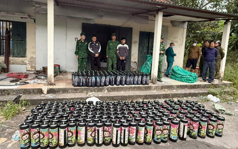 Bắt giữ đường dây vận chuyển hơn 600 bình khí cười