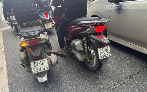 Xôn xao 2 xe máy có cùng biển số 'tứ quý 9' lăn bánh trên phố Hà Nội
