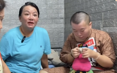 Xót xa cuộc sống của cô đào đoàn cải lương Trần Hữu Trang cùng con gái chậm phát triển trong nhà thuê chưa đến 10m2