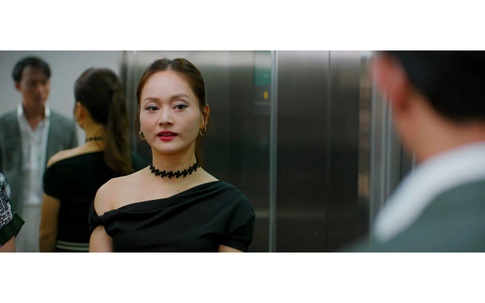 Mỹ Anh (Phương Oanh) nhận ra sự khác thường giữa chồng và Linh (Lan Phương)