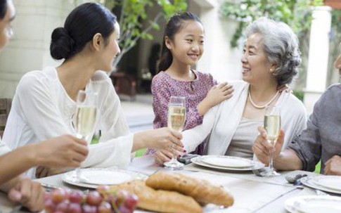 Người già khôn ngoan không bao giờ bàn luận 4 điều này với con vì họ biết nói ra dễ xung đột và căng thẳng!