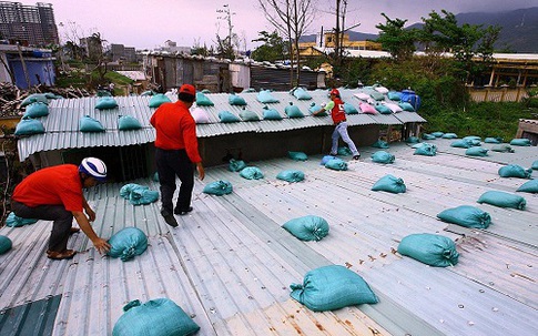 Bão số 13 Kalmaegi đặc biệt nguy hiểm, người dân cần làm gì khi bão đổ bộ?