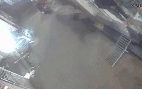 Hà Nội: Xe tải phóng vun vút trong ngõ nhỏ, gây tai nạn liên hoàn rồi bỏ chạy