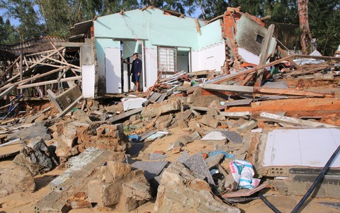 Trở về sau 'chạy bão', người dân thất thần với cảnh trước mắt