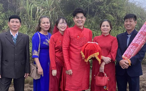 Nhà trai Hải Phòng bê trầu cau đi bộ 2km đường đất lầy lội để đón dâu gây sốt