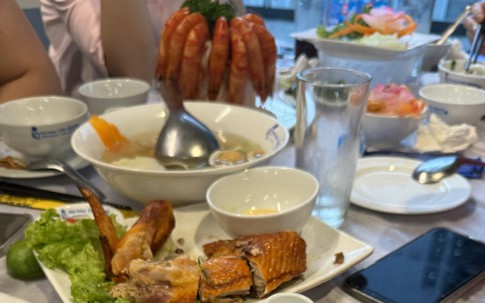 Đồng nghiệp 'né' đám cưới ở khách sạn vì sợ tốn kém, gửi tiền mừng gây sững sờ