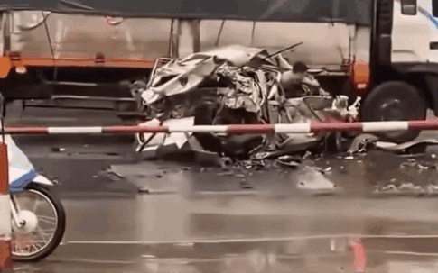 Ninh Bình: Xe ô tô con bị vò nát sau tai nạn, tài xế may mắn thoát ra khỏi xe 'không một vết xước'