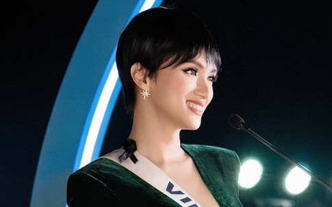 Hương Giang cuốn hút với 'giao diện' tóc tém và váy kim cương 