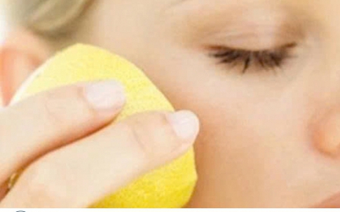 Thoa chanh lên mặt: Làm đẹp tự nhiên hay “lợi bất cập hại”?