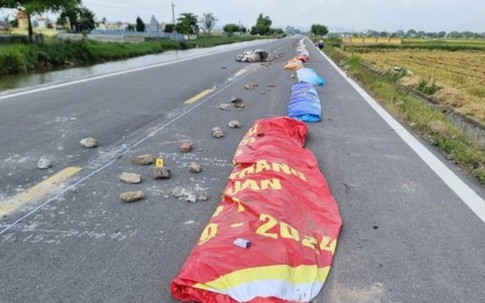 Khởi tố một phụ nữ ở Ninh Bình chặn đường phơi thóc khiến người đi xe máy tử vong